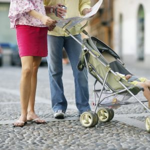 Eltern mit Kinderwagen