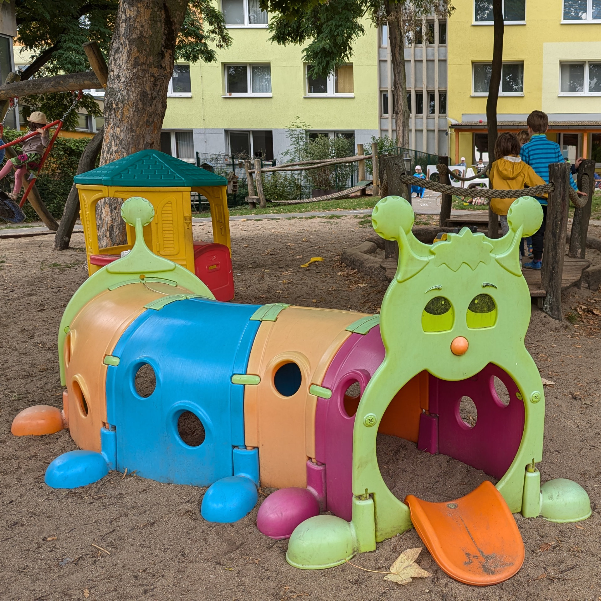 Kinder der Kita CampusKids auf dem Spielplatz der Kita