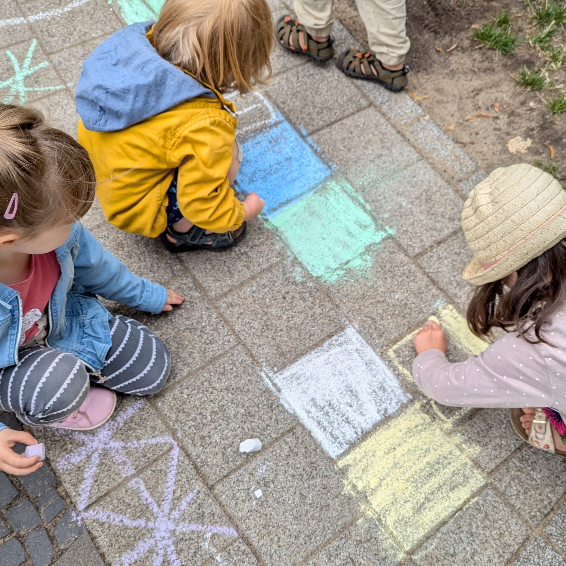 Kinder der Kita CampusKids auf dem Spielplatz der Kita