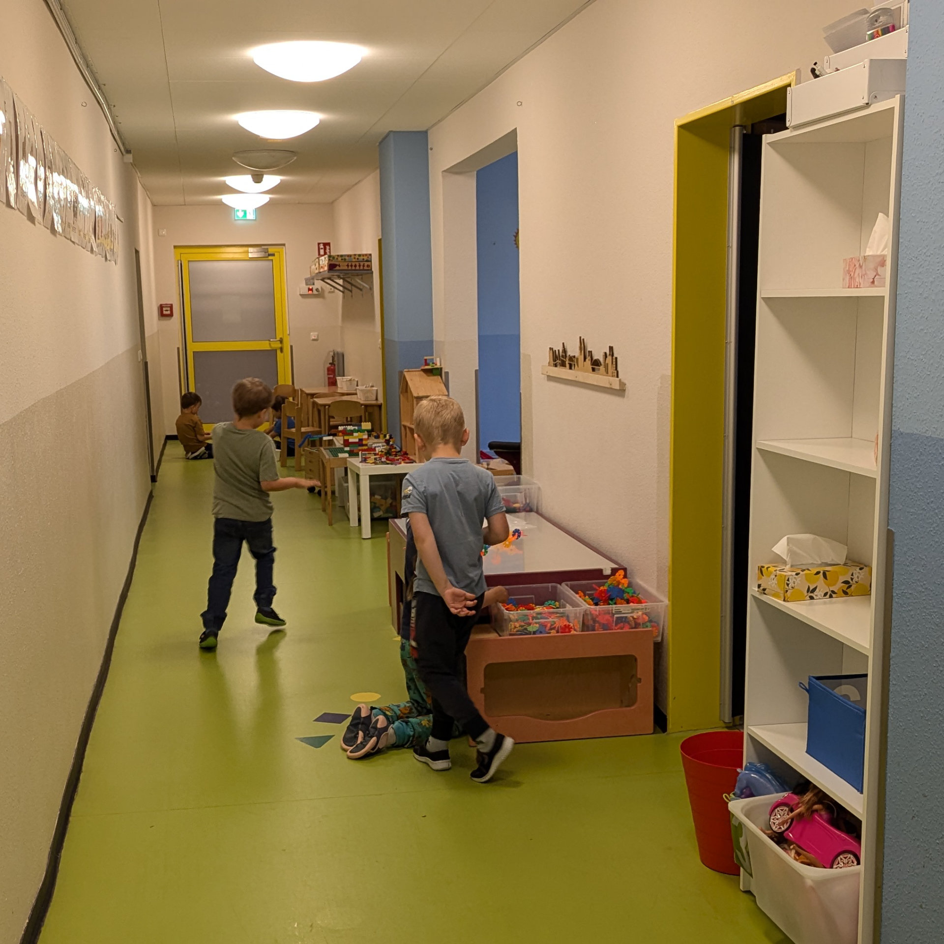 Kinder der Kita CampusKids in den Innenräumen