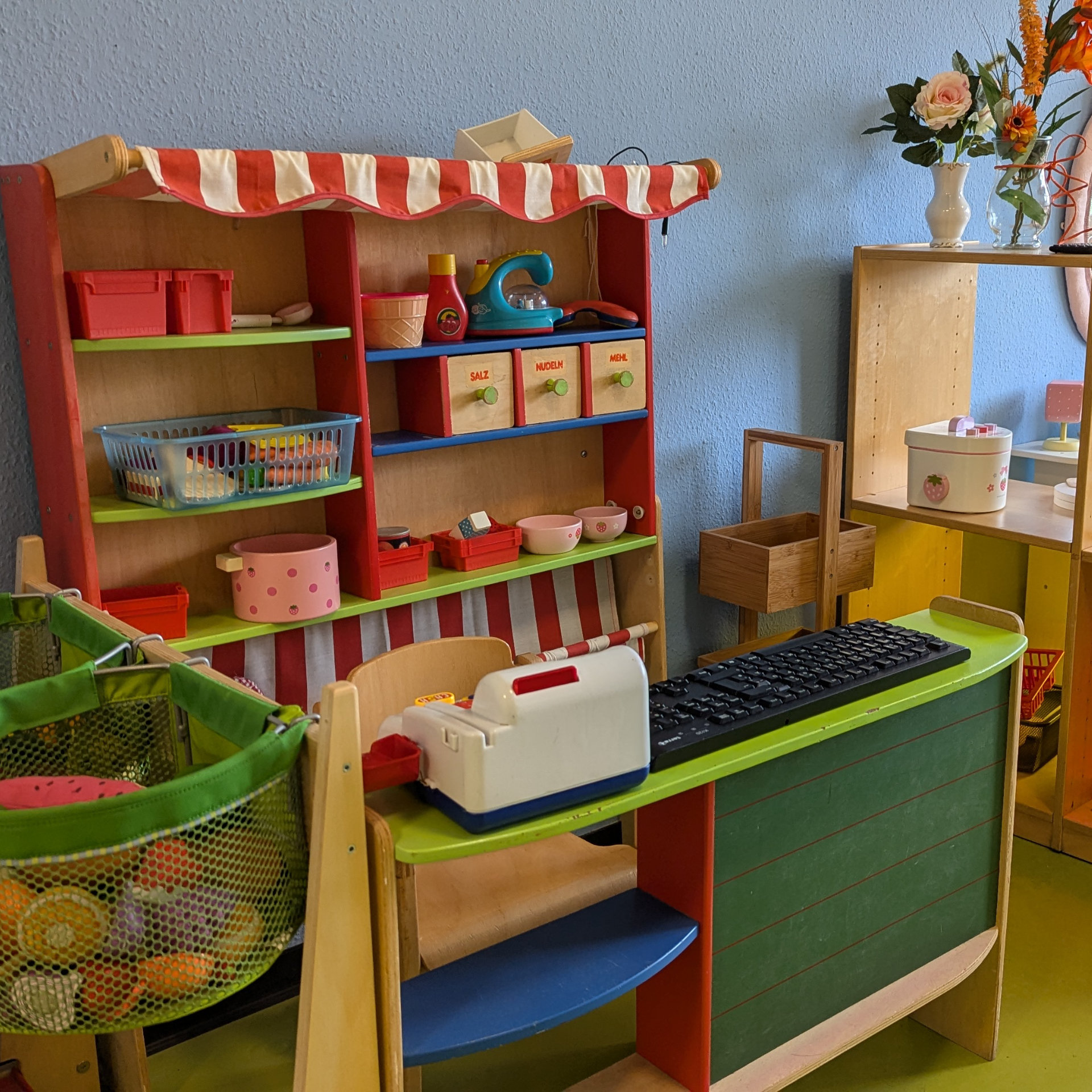 Kinder der Kita CampusKids in den Innenräumen