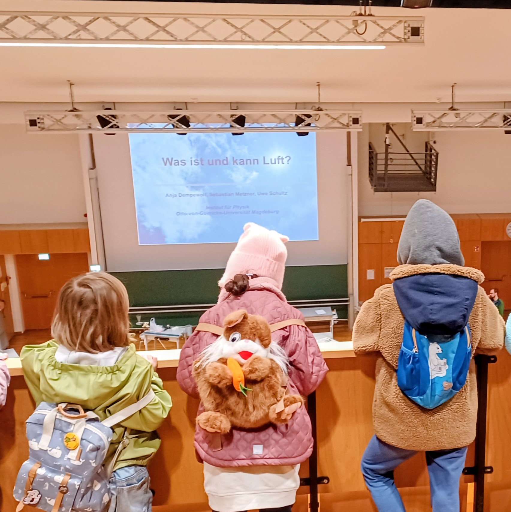 Kinder der Kita CampusKids im Hörsaal
