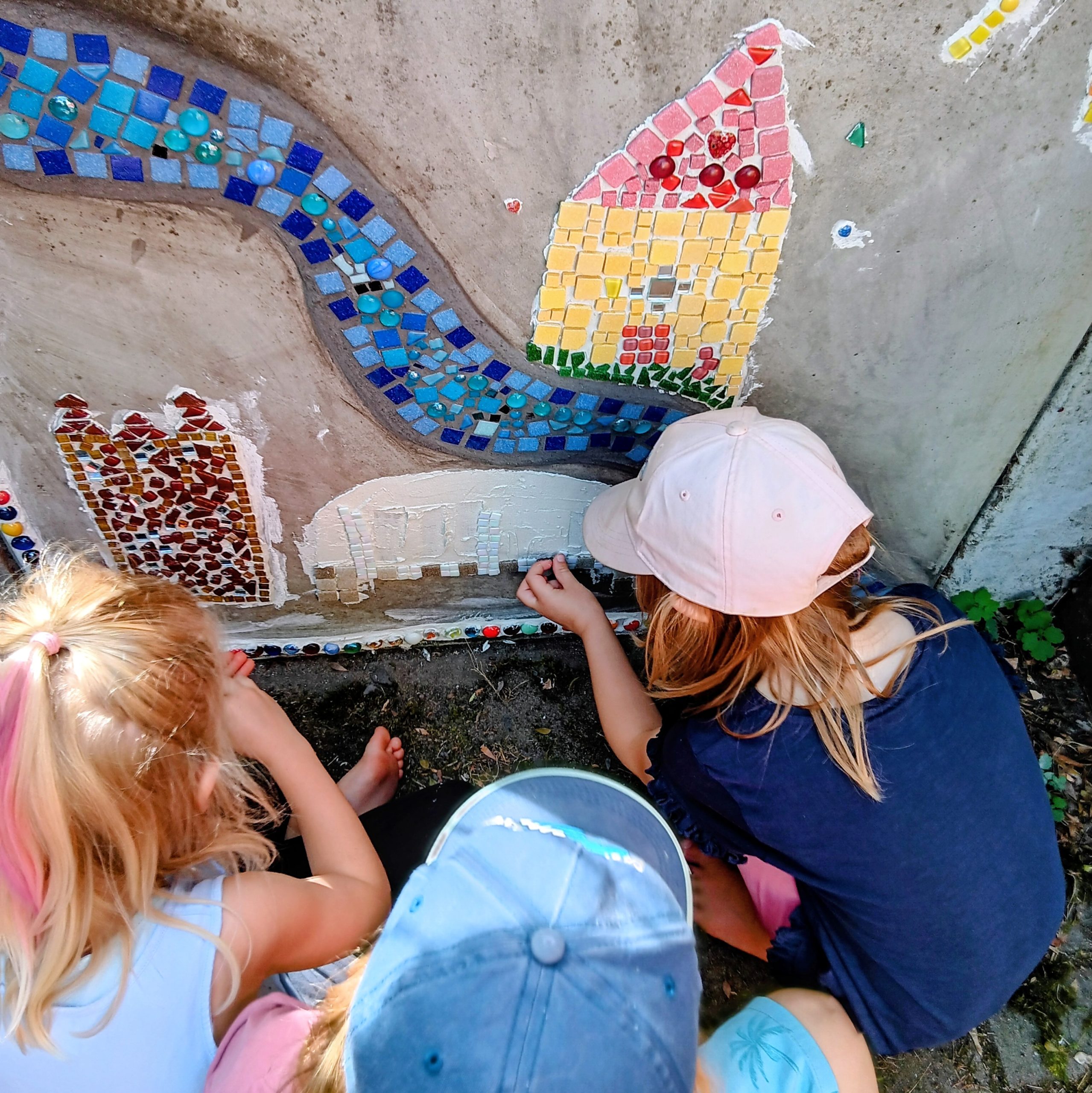 Kinder der Kita CampusKids auf dem Spielplatz