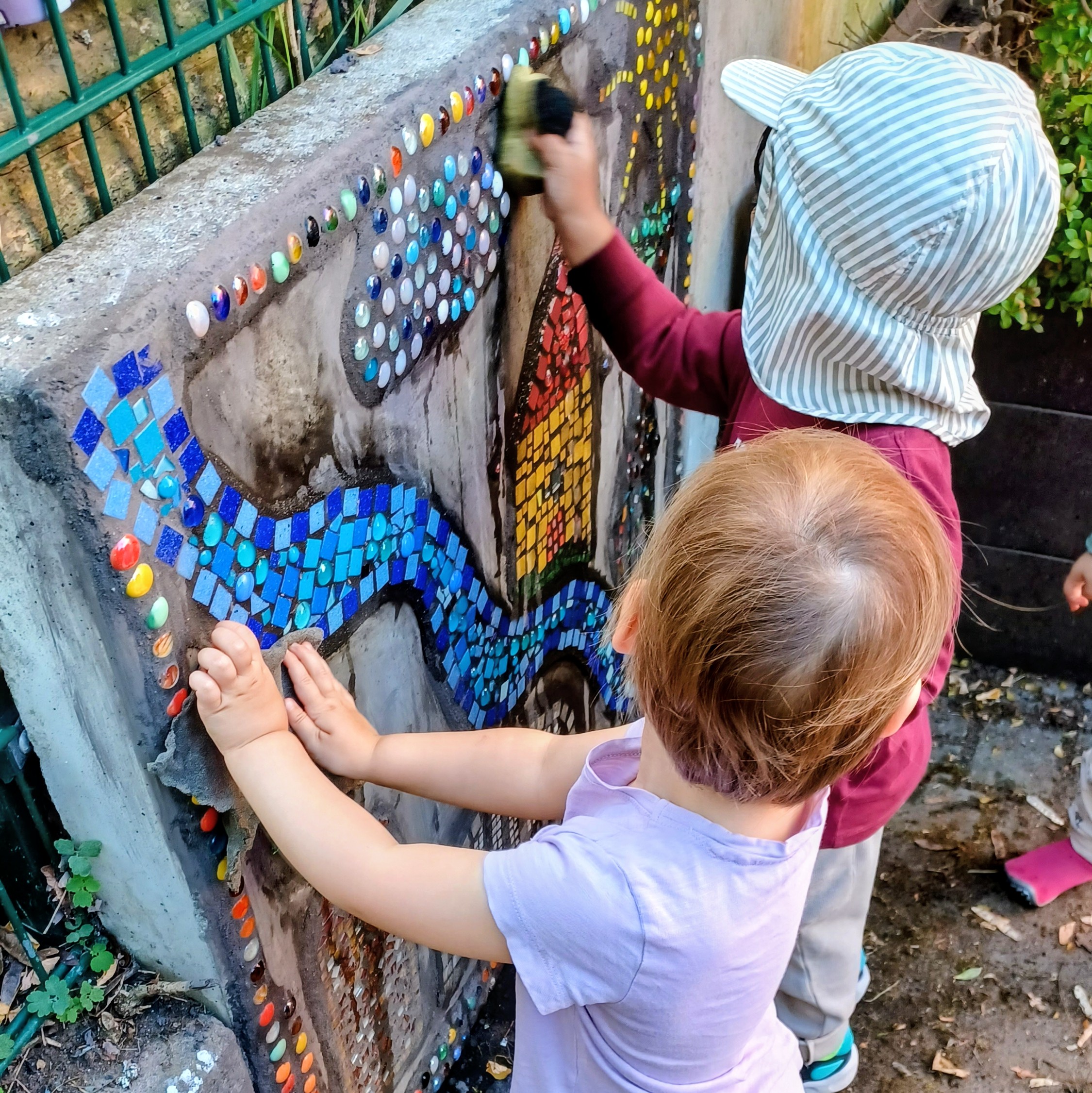 Kinder der Kita CampusKids auf dem Spielplatz der Kita